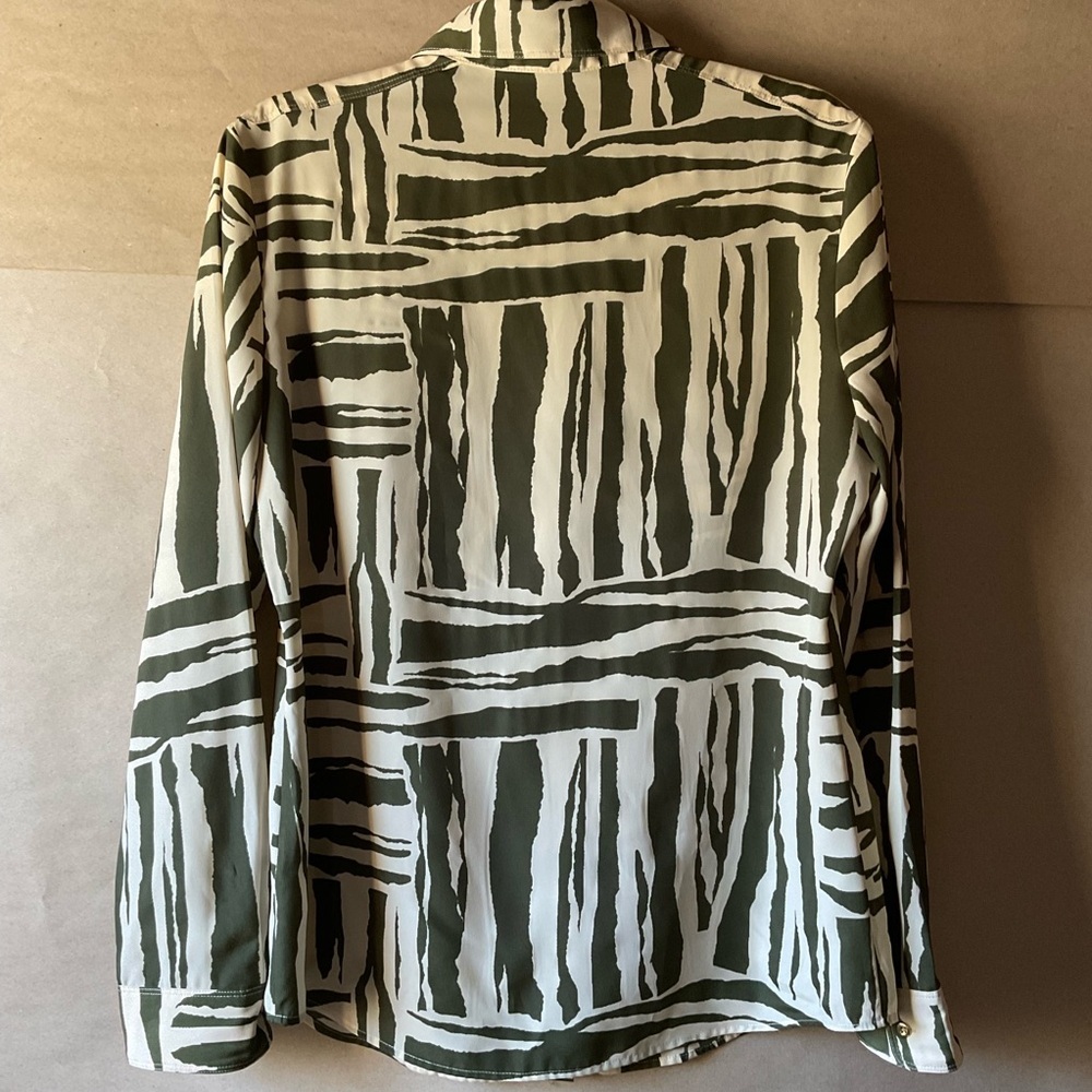 Banana Republic Heritage shirt. Olive and Cream Patterned. Front pockets. Size M - Picture 9 of 12